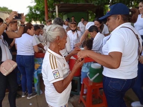 #HOY || Jornada evangelistica en el barrio Esequiel Zamora del municipio San Carlos, donde pudimos llevar la Palabra de Dios a mas de 500 personas, y compartir con nuestro pueblo un gran #Arepazo con Café, con parte del equipo de nuestra #IglesiaSion 
#seguimoscreciendo