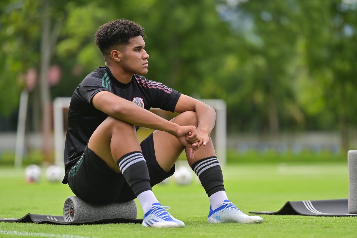 #Sub20 Con la mirada puesta en el objetivo... 🎯
🔜 🇲🇽 🆚 🇸🇷

#HechoDeLosMexicanos | #FMFporNuestroFútbol