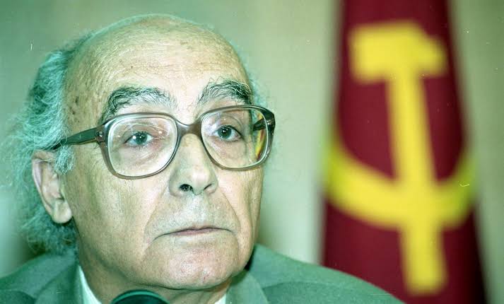 Saramago nós deixou num dia como hoje há 12 anos. Sua obra segue viva!
O camarada português dizia que: "Ser comunista ou ser socialista é, além de tudo o mais, e tanto como ou ainda mais importante do que o resto, um estado de espírito."
Fica aqui minha singela homenagem!