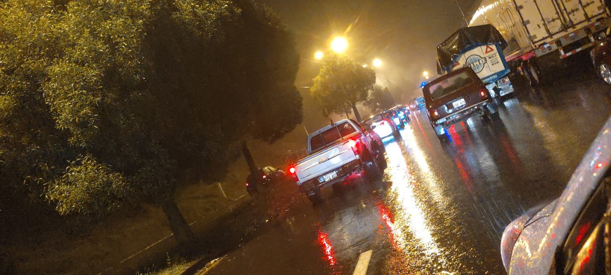 Cerrada la vía.
En ambos sentido.
A la altura de tambillo.
#ParoNacionalEc2022