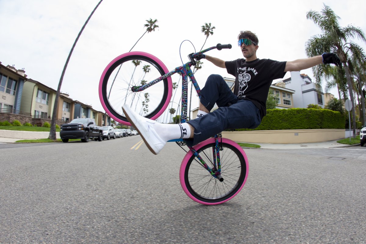 sebikes's tweet photo. This dude just OOZES with style!😎 That’s @beachmodeblocks looking extra comfy on the new Peaceful #socalflyer.☮️ #sebikes #sebikeslife #bmx #wheelie #wheelietime https://t.co/EYxoq4Kjbd