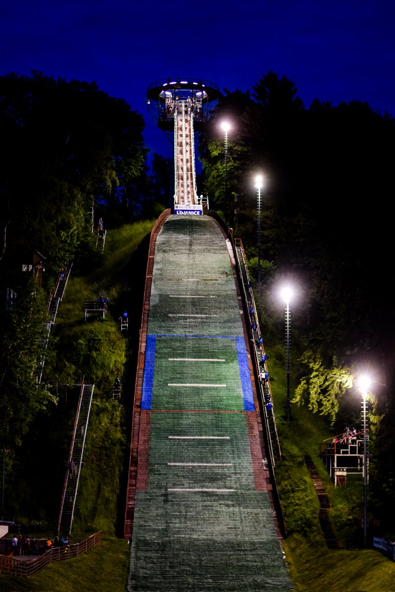 Aga_Pajak's tweet photo. Nocą robi jeszcze większe wrażenie 😍🇨🇿 #Lomnice #skijumpingfamily https://t.co/m8LF37YWxV