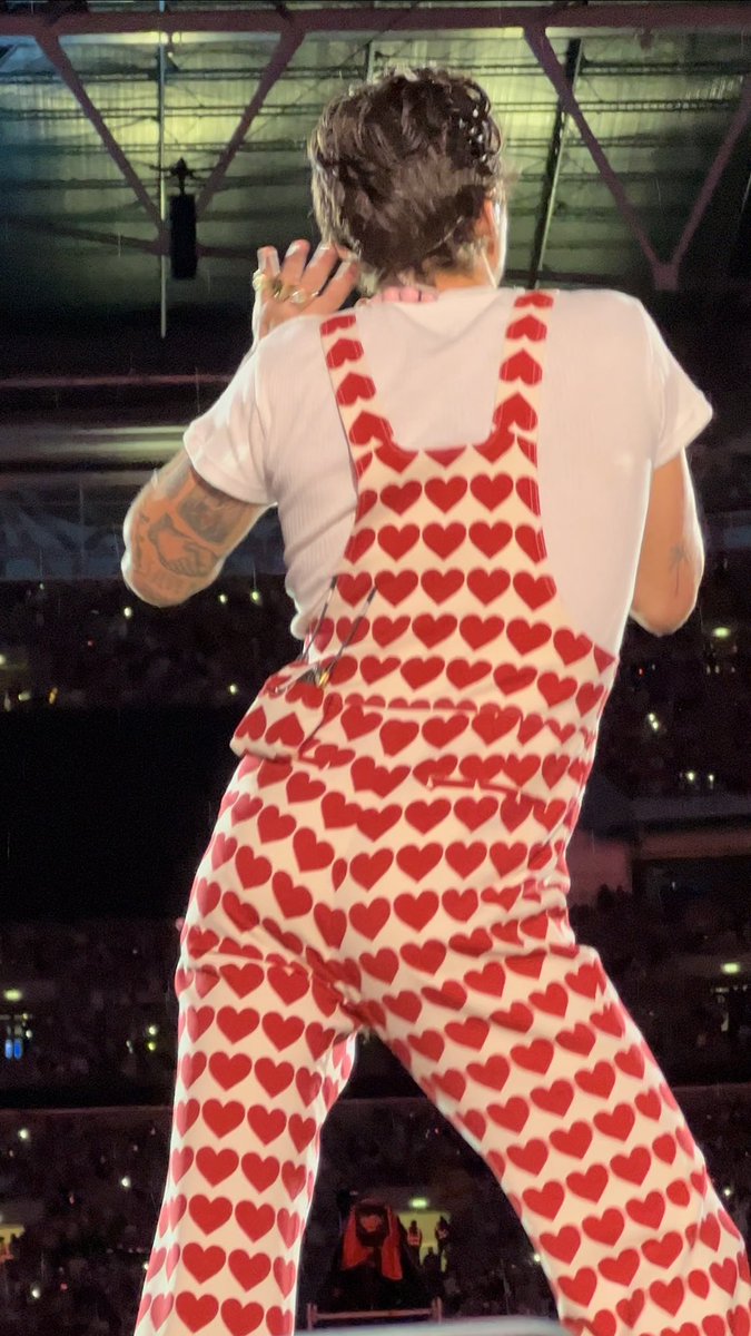hsdtogethertour's tweet photo. Harry on stage at Wembley Stadium in London, England - June 18 (via @satellitesushi) https://t.co/YjYG922LOH