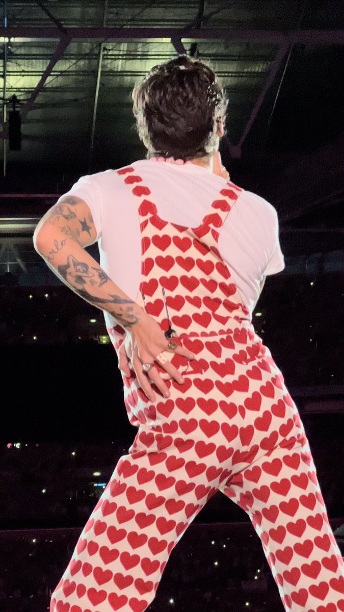 hsdtogethertour's tweet photo. Harry on stage at Wembley Stadium in London, England - June 18 (via @satellitesushi) https://t.co/YjYG922LOH