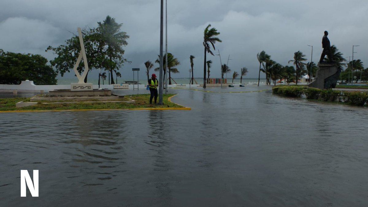 novedadesqroo's tweet photo. #AlMomento | Se inundó la calle frente al nuevo parador fotográfico de #Chetumal, en la Calzada Veracruz con Blvd. Bahía. Protección Civil ha decidido cerrar la circulación colocando bandas amarillas. 
📸@bonilla_eddy https://t.co/QK1WDnkxrd