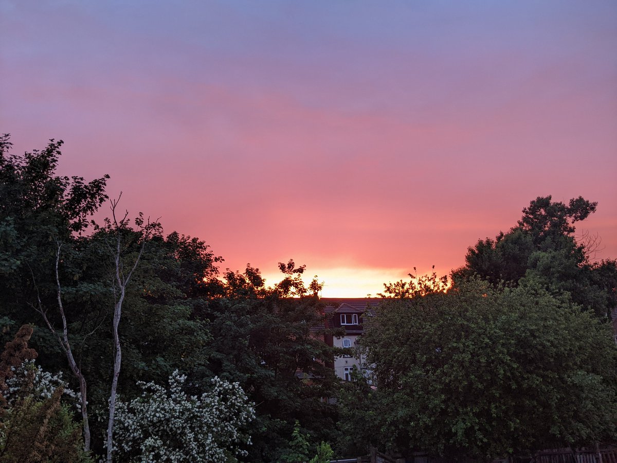 localnotail's tweet photo. Sun looks unusually large to the West 👀
#Brumset https://t.co/Xa94gd3BGp