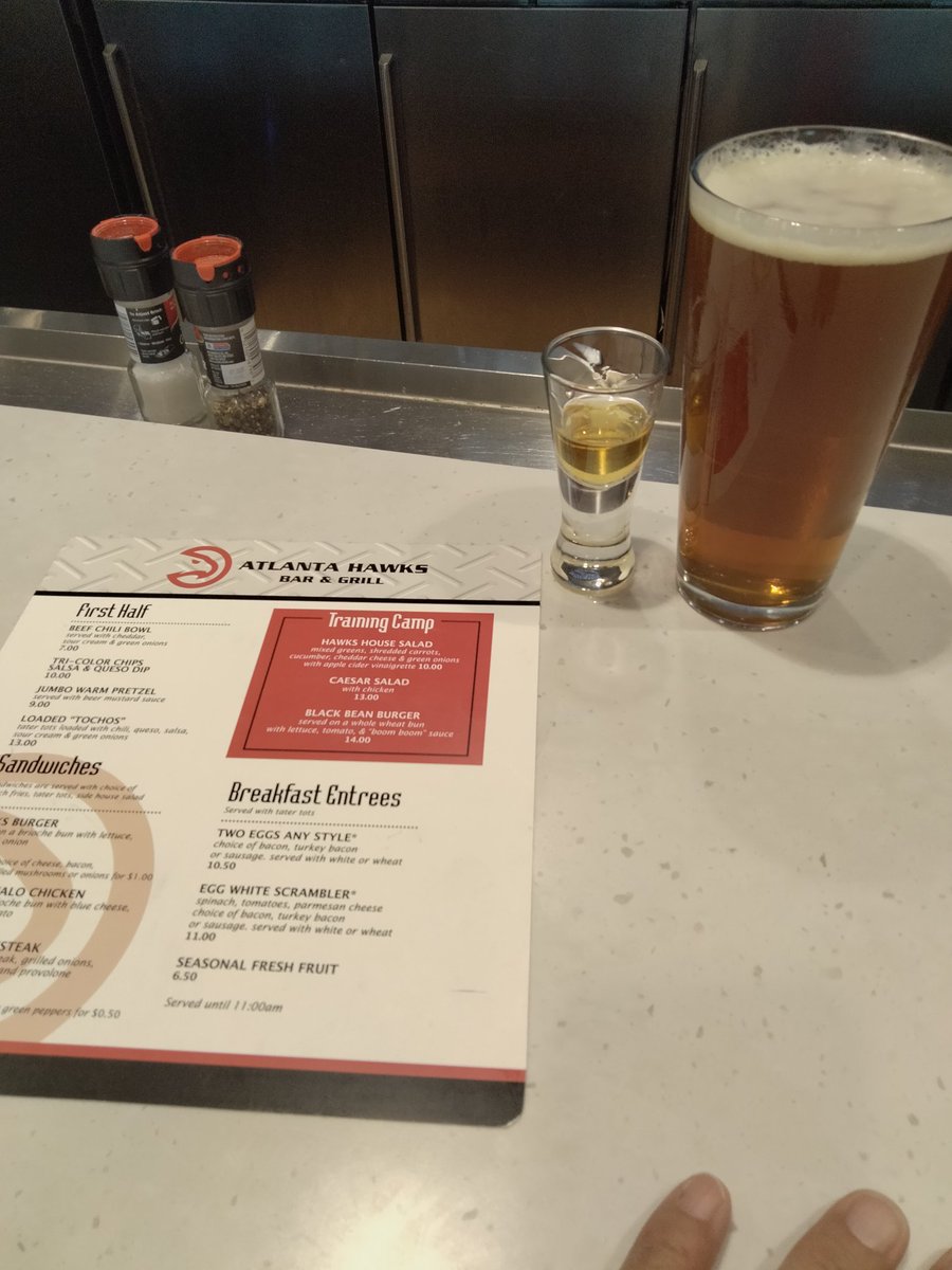 TheWonnenOnlee's tweet photo. Halfway home. Ate here 12 days ago and it was 🔥 Bartender remembered me too, must have made an impression 🤣😂🤣🤷🏻♂️🤦🏻♂️ #airporteating #travellife #freeshot #whiskeyisgood #whaad https://t.co/JI6QaTlGdp
