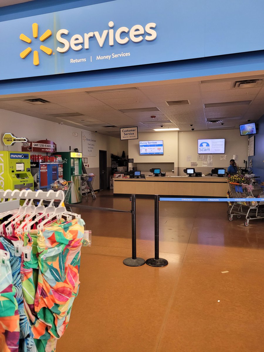 erinkost's tweet photo. @walmarthelp customer service closed at 4 pm on a Saturday?? Really, Woodbury, MN??? https://t.co/EGvvCwbDID