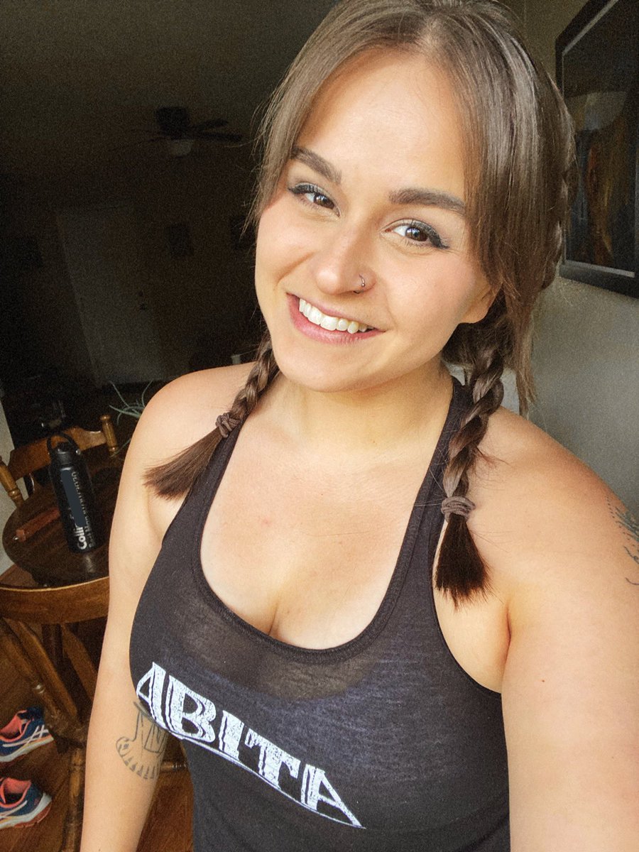 katie_cammm's tweet image. Feeling cute today (and can’t wait to step outside where it’ll be ruined in 0.02 seconds in the heat/humidity)