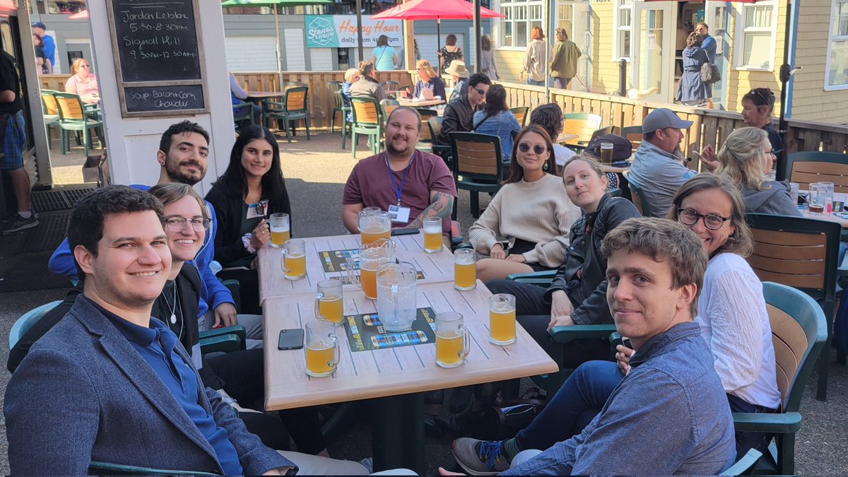 jpostat's tweet image. Some drinks after a well deserved ice cream! #CSI2022 @CdnImmunol