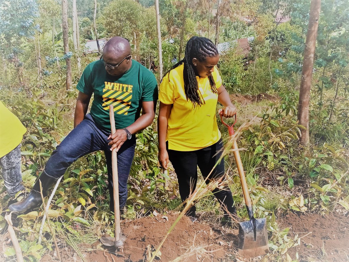 DUSAF12's tweet photo. Uyu munsi Abanyeshuri bo muri kaminuza y'u Rwanda bibumbiye muri #DUSAF bavuka muri @RusiziDistrict  bakoranye umuganda n'ubuyobozi bw'akarere mu murenge wa #Nyakarenzo banatanga ubwisungane mu kwivuza ku miryango(5) @gatjmv @HabitegekoFran1 @UR_Huye @RwandaWest @UrsuHuye https://t.co/ZcN3zC5AsT