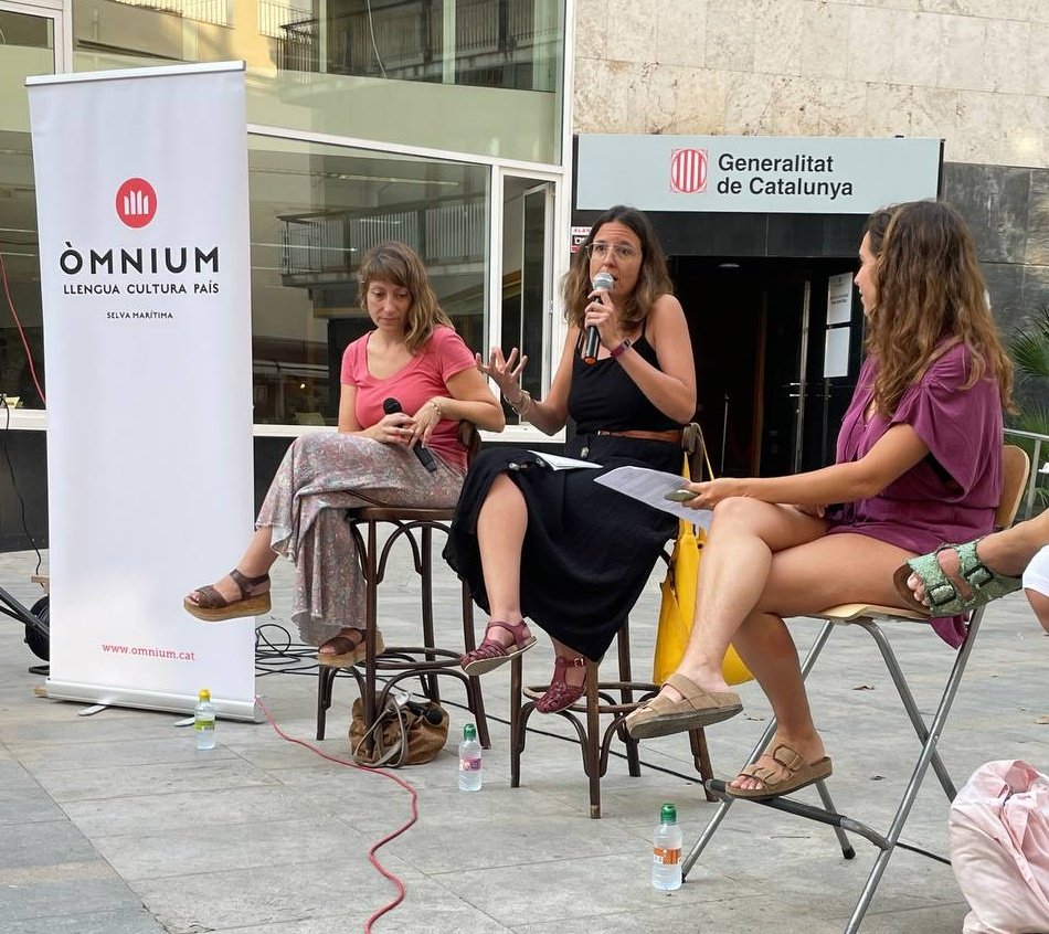 MonFeminista's tweet photo. Aquest vespre hem pogut explicar el @projectelliures al costat d'entitats socials de Blanes que treballen per dignificar la vida de les veïnes del poble amb iniciatives transformadores i comunitàries. Lluites compartides per construir un país més just, plural i cohesionat. https://t.co/KT7109padP