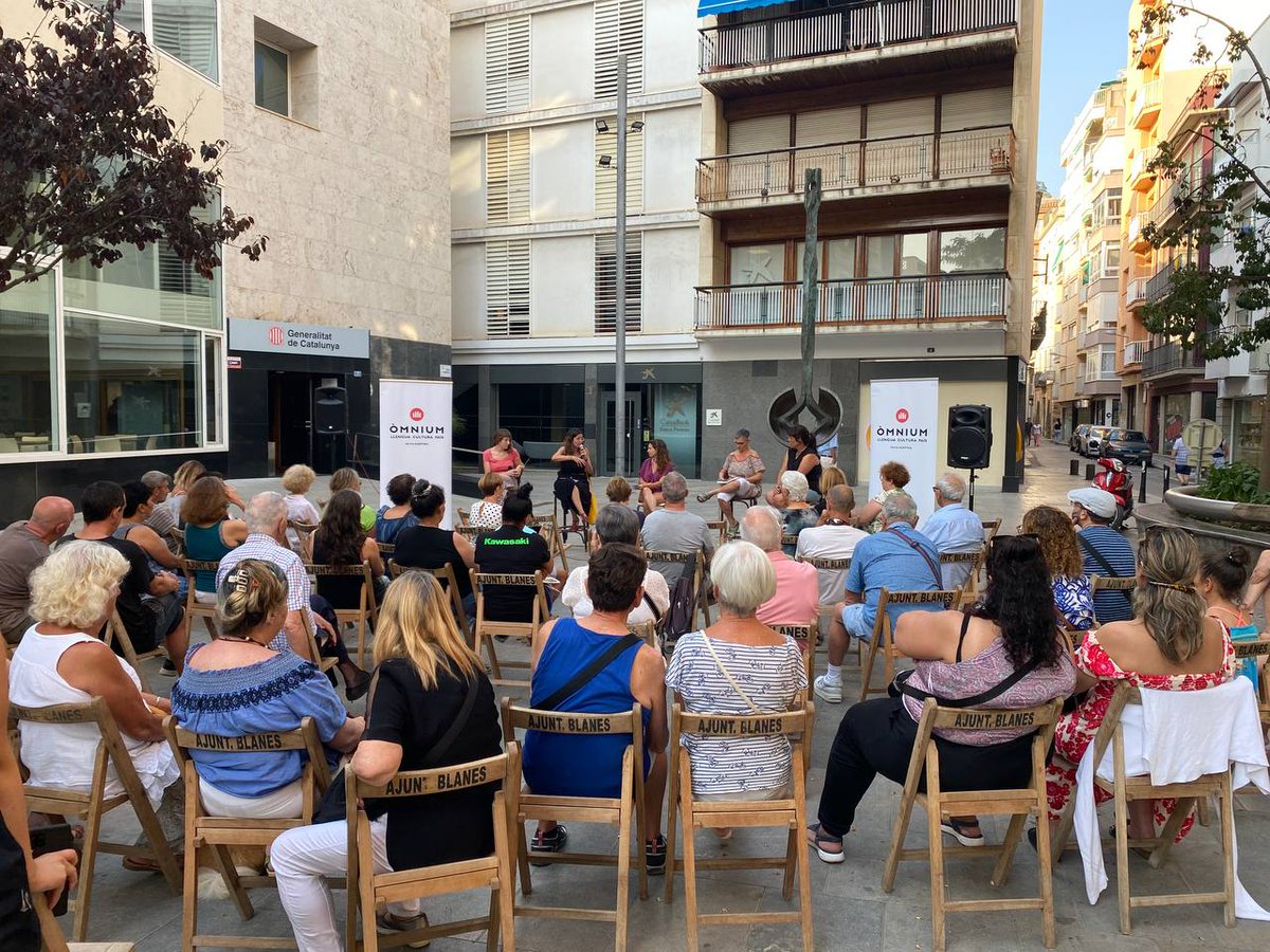 MonFeminista's tweet photo. Aquest vespre hem pogut explicar el @projectelliures al costat d'entitats socials de Blanes que treballen per dignificar la vida de les veïnes del poble amb iniciatives transformadores i comunitàries. Lluites compartides per construir un país més just, plural i cohesionat. https://t.co/KT7109padP