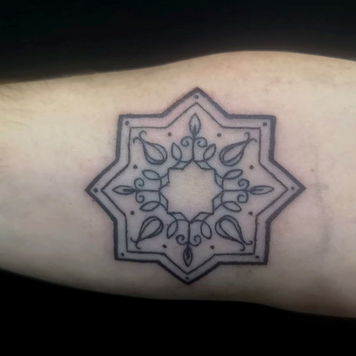 TarantulaTattoo's tweet photo. Tatuaje de estrella mudéjar diseñada para nuestro cliente por @iciarorozco  #tarantulatattoo en #Malaga #malagatatuajes #malagatattoo #tatuajescostadelsol #tatuadora #sinfiltros #tattoo #tatuaje #tattoolife #ink #inksession #inktattoo #inkmalaga #tatuajesmalaga #estrellamudejar https://t.co/MkZ6wL8Kjc
