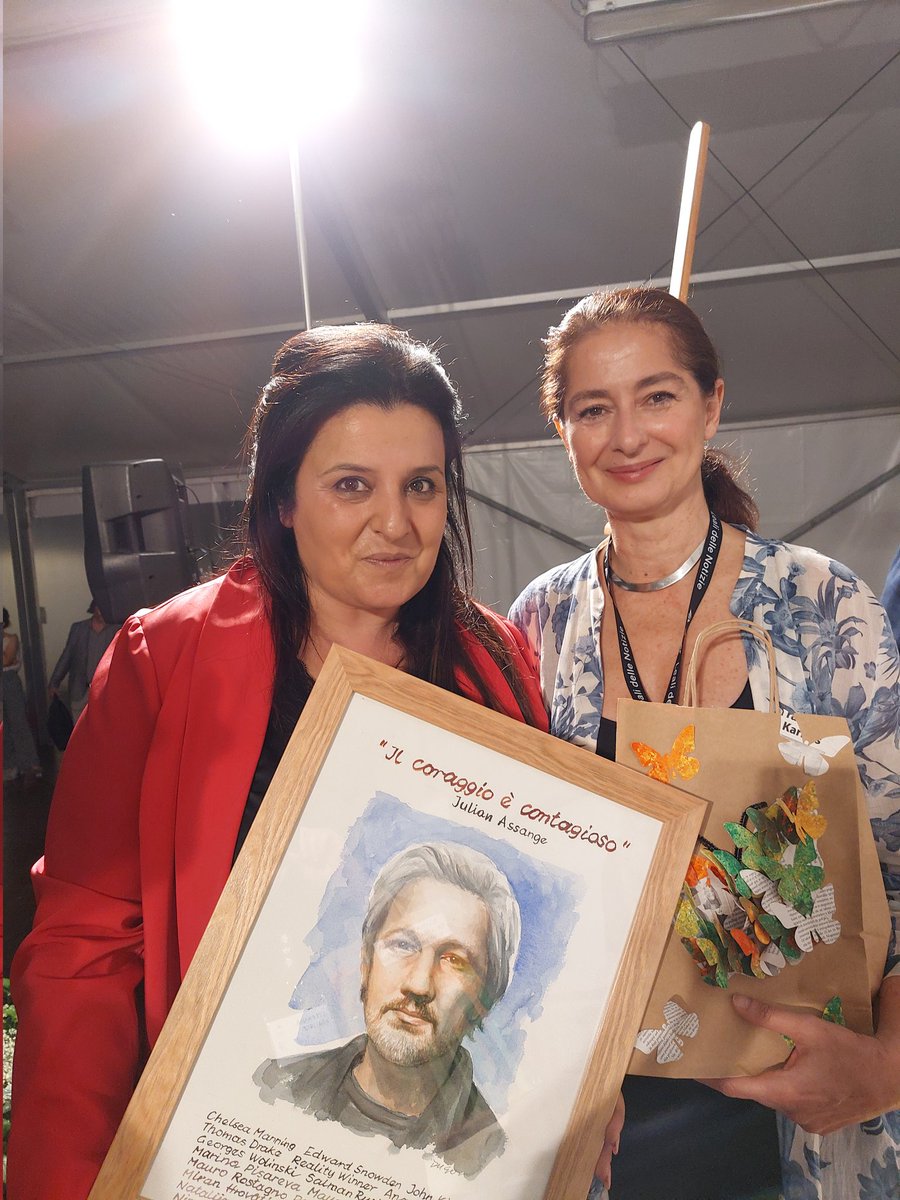 She is Marilena Natale and Dafne Caruana Galizia'sister, @corinne_vella at the Italian Premio  Leali Delle Notizie in memoriam of #DaphneCaruanaGalizia, the prize is an artwork featuring Julian #Assange
