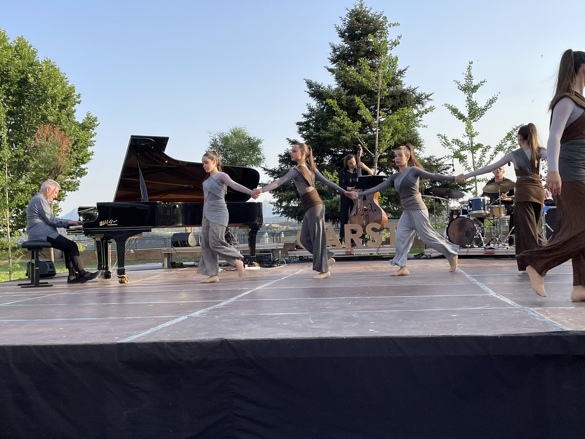 marc_aloy's tweet photo. I amb ‘Carts’ als jardins de la Cova, amb el paisatge imponent de  #Montserrat i imaginant #Mallorca al fons, Manel Camp tanca el cicle #MinorisaCarts, que ha servit per celebrar els seus 75 anys i ha estat un homenatge a la música i un gran regal a la ciutat. Gràcies, Manel! https://t.co/iu7Px9QkFA