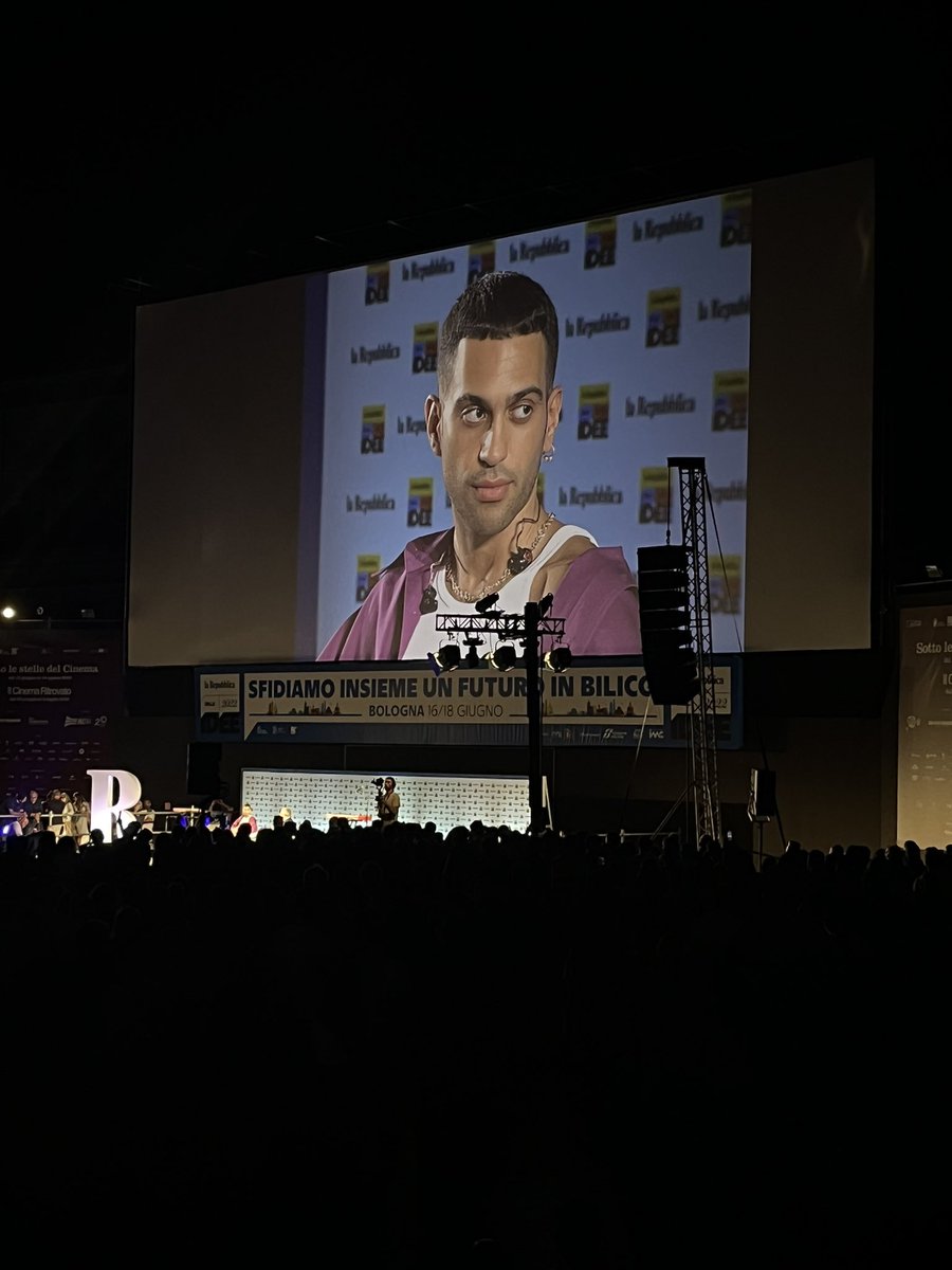 Zeta_Luiss's tweet image. «Scrivere canzoni è un po’ come reinventarsi sempre, è come dare sempre qualcosa di nuovo agli altri e a se stessi»

@Mahmood_Music ora in Piazza Maggiore a Bologna per l’evento di chiusura di @RepIdee 

#RepIdee2022