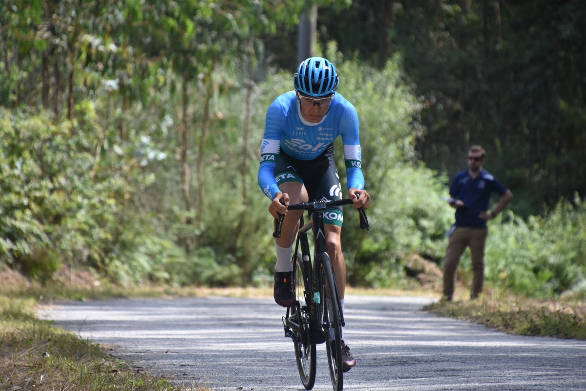 #RutaAlbariño22. Gestionando el Alto do Busto en la crono inaugural. Del viernes. 
. 
[📷 Javier Benítez]
. 
#EOLOKOMETACyclingTeam #EquipoJunior 
#Etapa1
