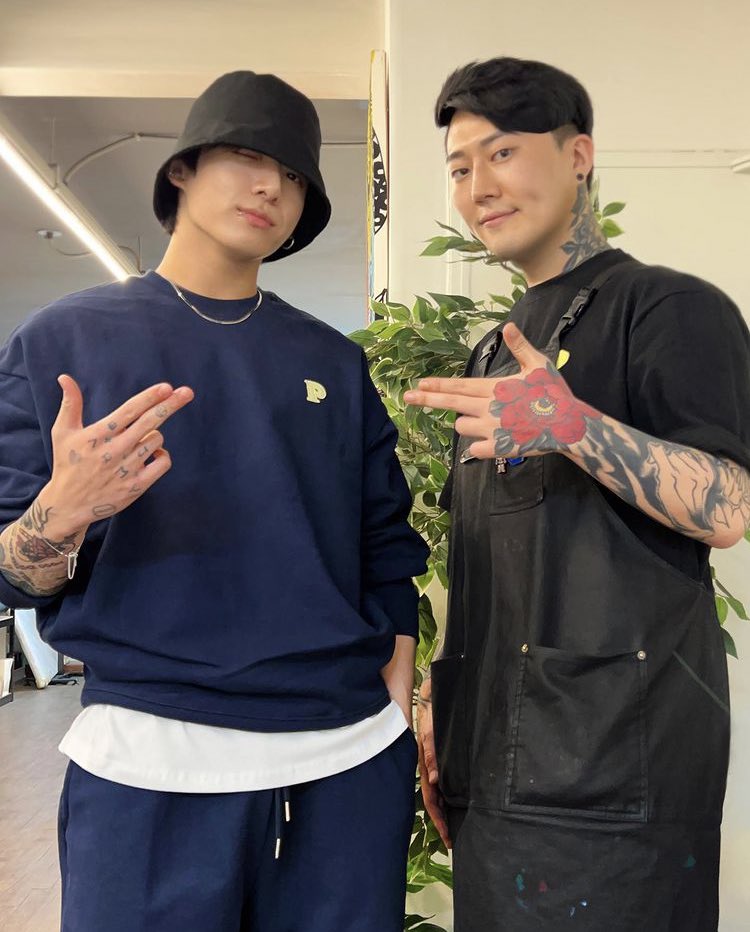 BaghRadha's tweet photo. @Jungkoo_gukk Some one tell me who is the second one https://t.co/fF3XvEtMmL