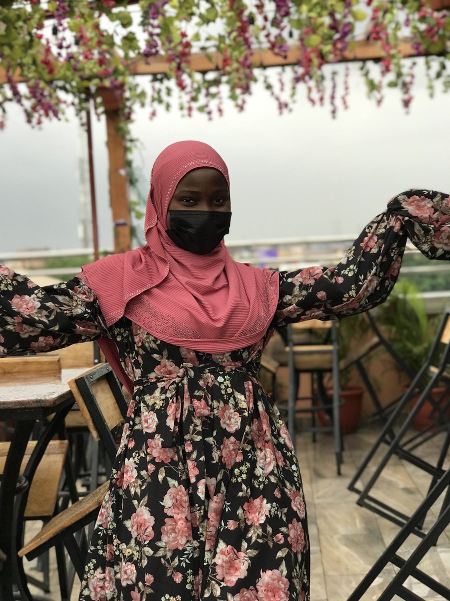 Yeesourlarh's tweet image. Insert your caption* 🥴

I made my dress BTW 😍🔥