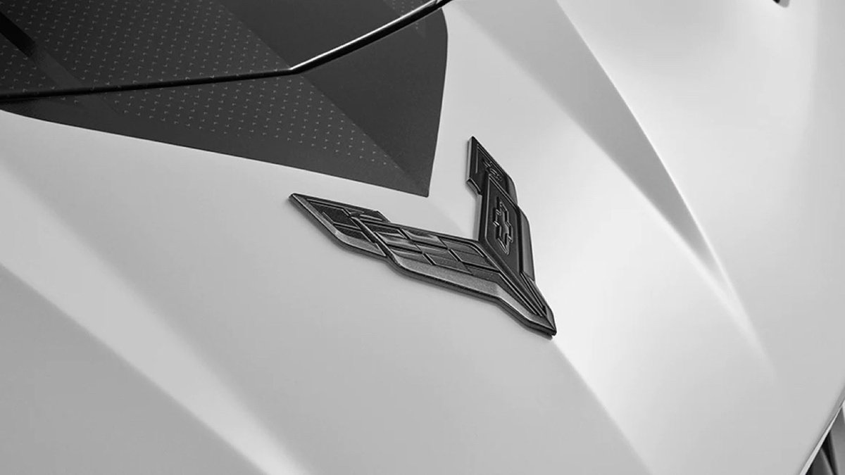 CorvetteSuper's tweet photo. 2023 #Corvette #Stingray Gets New #DarkStealth #CrossedFlags Emblem
#GMAuthority #Corvette70Years
https://t.co/DbmBbY19DG https://t.co/8Hl3wDUzia