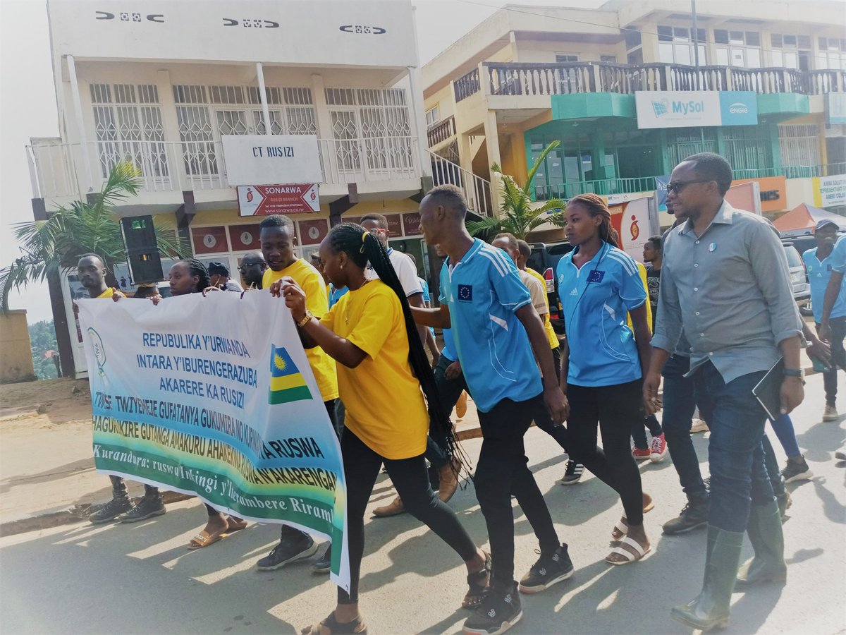 DUSAF12's tweet photo. Ruswa No, Akarengane No #DUSAF kubufatanye na @Rwandapolice @RusiziDistrict @SCACI_UR_Huye1  Bakoze urugendo ruzenguruka umugi wa #Kamembe mu rwego guhashya nokurandura burundu #RUSWA_NAKARENGANE @NirereMadeleine @gatjmv @RwandaOmbudsman @UR_Huye @HabitegekoFran1 @UrsuHuye https://t.co/QnWoLFaiFg