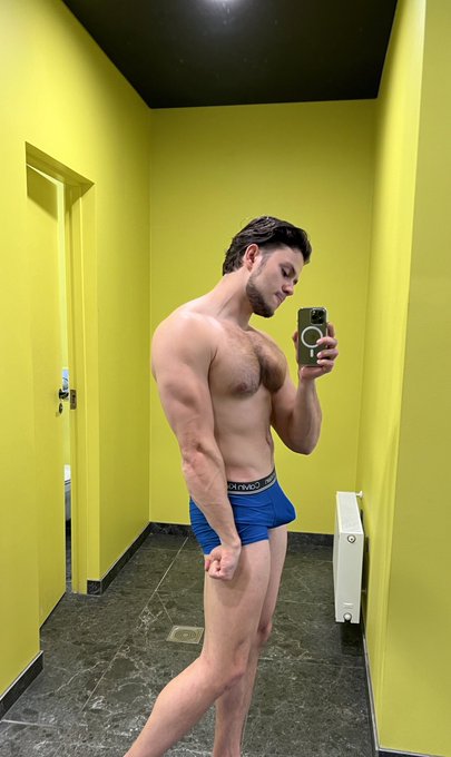 some bulge pic https://t.co/DdFbA8ZToX https://t.co/Jmkl4Pf5e8