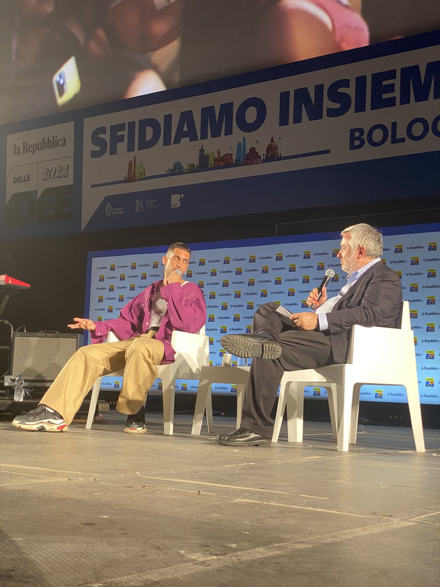 RepIdee's tweet image. #RepIdee2022 @Mahmood_Music a Maurizio Molinari (@Maumol): “Ho sempre lottato per i diritti. È sempre importante schierarsi con le minoranze. Davanti a cose grandi come la guerra ti sentì inutile. penso sempre cosa potrei fare io che faccio musica?”