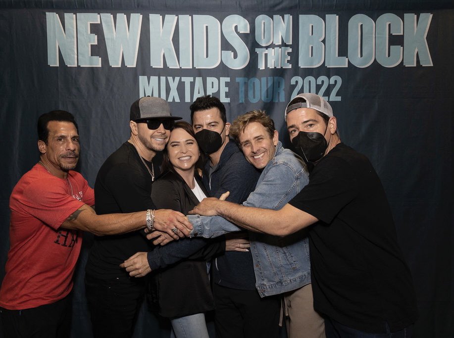 MaryAnne_757's tweet photo. Aww.. I love us 😁🫶Thank you Thank you Thank you @NKOTB #NKOTBMIXTAPETOUR @DonnieWahlberg @DonnieWahlberg @joeymcintyre @JonathanRKnight #Thankful https://t.co/PmfEOSZ2bj