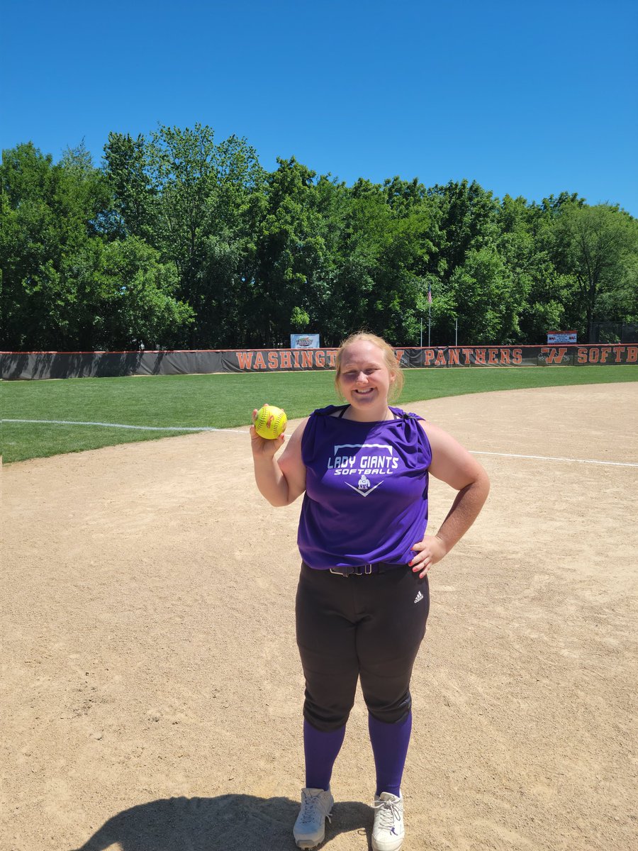 Rylee Murphy hits a 3 run BOMB out of the park today at the Cobra Classic! Atta kid, Murph! #LadyGiantSoftball #CGSA