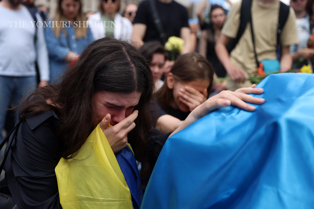 #キーウ の独立広場で１８日、東部戦線で亡くなった兵士の葬儀が行われました。２０１４年のマイダン革命の中心人物で、まだ２４歳。なぜ若い命が失われなければならないのか、取材をしていて胸にこみ上げてくるものがありました（三浦）#ウクライナ #Ukraine 