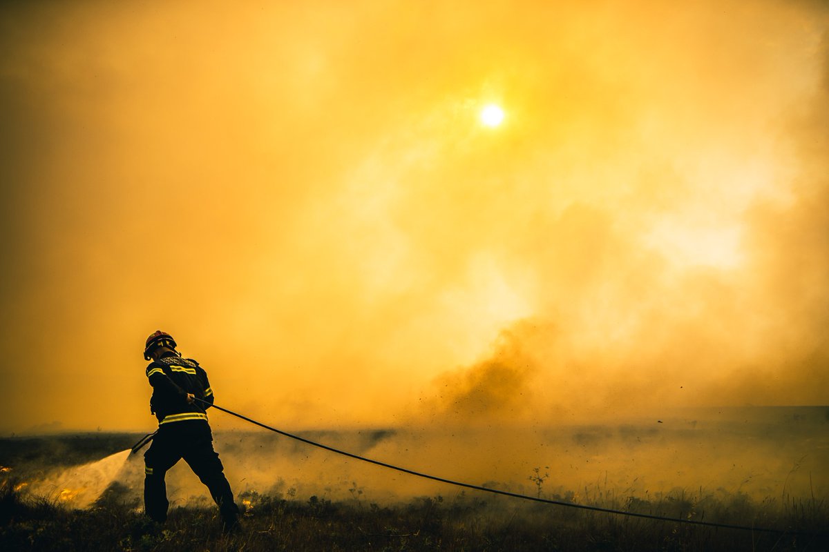 guerraypaz's tweet photo. Incendio que devasta la sierra de la Culebra, Zamora. Fotos de @corralfoto para @el_pais https://t.co/Grm6pxR6RM