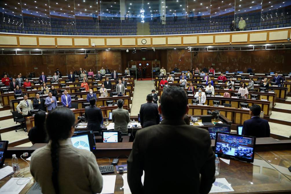 eluniversocom's tweet photo. #Atención  Correístas y disidentes de Pachakutik y la Izquierda Democrática reúnen los votos para derogar el decreto de estado de excepción ► https://t.co/5PG0Qno8p6   #ParoNacional  #Ecuador https://t.co/cjPOybjpFb