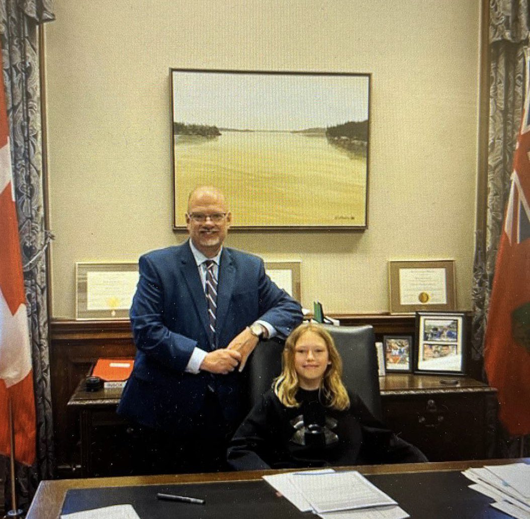 Grade 4s at the Manitoba Legislative Building to learn about government. Thanks <a href="/kelvin_goertzen/">Kelvin Goertzen</a> #hsdlearns