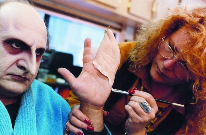 CURIOSIDADE:

Danny DeVito ficava duas horas por dia na cabine para se maquiar completamente como Pinguim. Ele foi proibido de compartilhar imagens de seu visual para qualquer um, incluindo sua própria família, que só descobriu seu visual  quando o trailer saiu🐧
#BatmanReturns