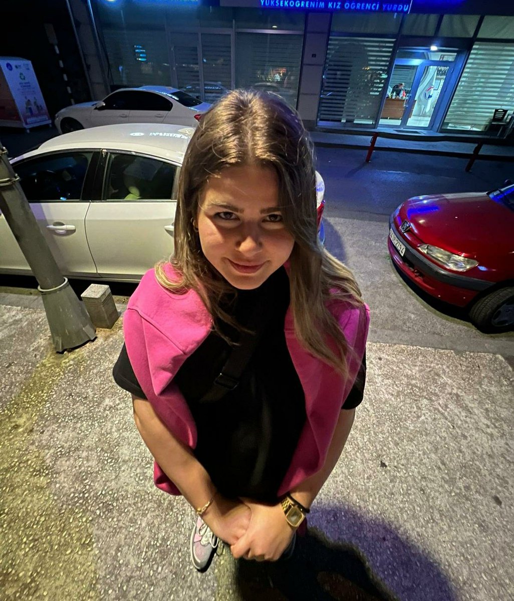 simatastan's tweet photo. Kendi kendine sahip nasıl çıkılır?? Ellerime bakın hshdhahdhshdhshdh https://t.co/XzYOawGmgn