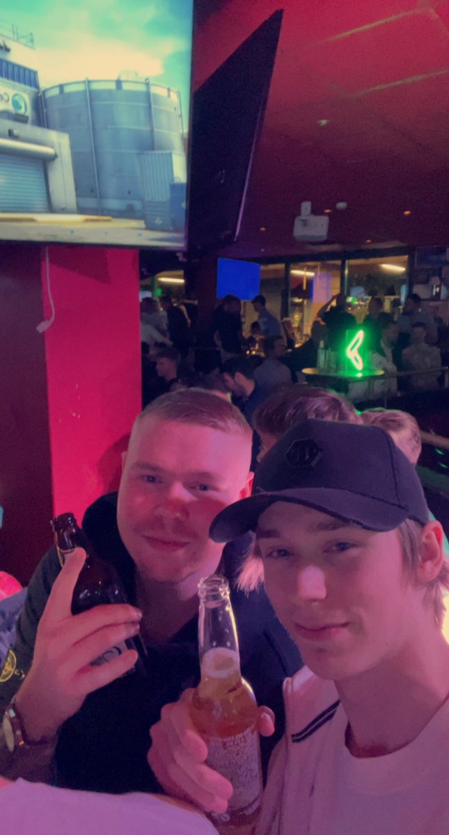 whipparn's tweet photo. Jag o KingeeN dricker öl 3.0! #uthängd @Kingeeneu https://t.co/pYEDMAYyco