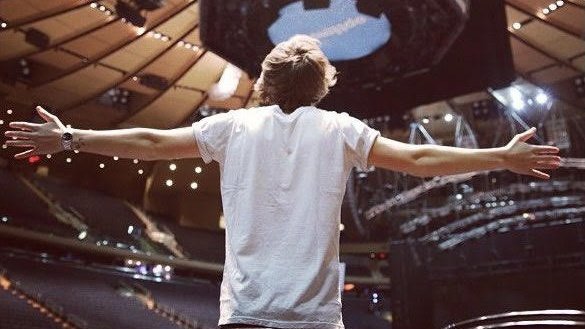 hrrylua's tweet photo. eu tô vendo ele se tornar gigante, você tá sendo histórico harry styles! 💌 https://t.co/gLPzaSUSUx