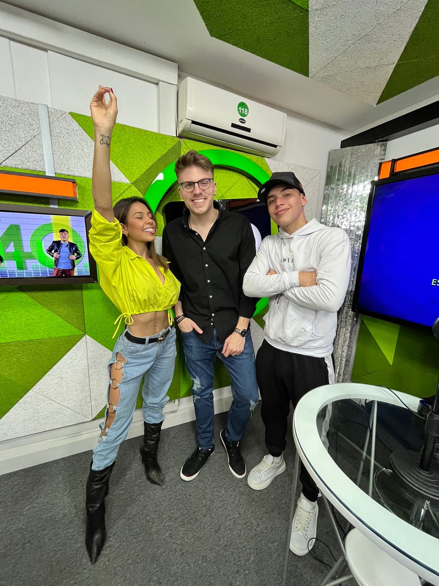 estacion40py's tweet photo. Hoy recibimos la visita de #OsmarC7 y #NicoleC7 en el #WeekendE40 🎶💚📻
#E40💕 https://t.co/3lP7HChbXJ