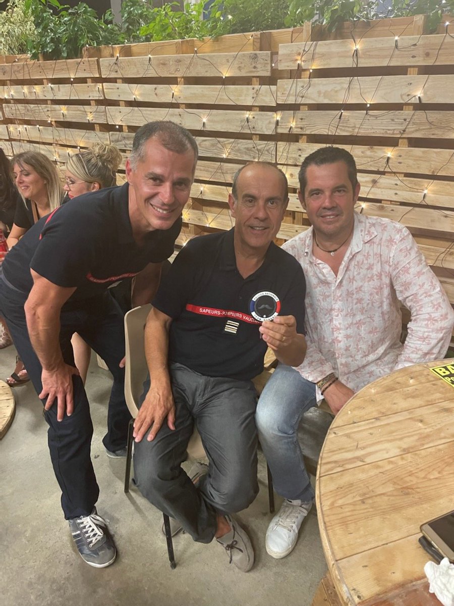 Ce soir au bal des <a href="/SapeursA/">Sapeurs-Pompiers d'Avignon</a> avec <a href="/GeoffreyCasu/">GeoffreyCasu</a> <a href="/DPRLG/">Gil DOPIERALA</a> et <a href="/La_Pollice/">Robert #OctobreRose</a> heureux de se retrouver après la pandémie <a href="/PompiersFR/">Pompiers de France</a> <a href="/EBrocardi/">Porte-parole des sapeurs-pompiers de France</a>