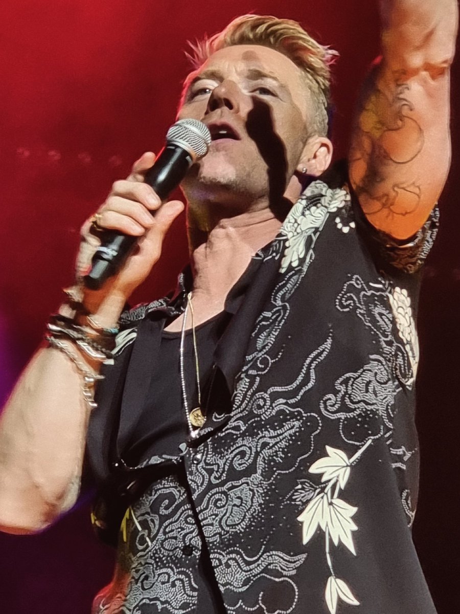 mercedesgirl69's tweet photo. Well Well Well ....that was rather good Mr K!!!๐โค๏ธ๐ถ๐ต @ronanofficial You brought the house down...๐๐ What a bloody night...!!!โค๏ธ Safe journey home, and I'll see you in Southend on Monday...#AllTheHits #RonanTour #RonanKeating #Livemusic #Gig9 https://t.co/oWSXay8lgY
