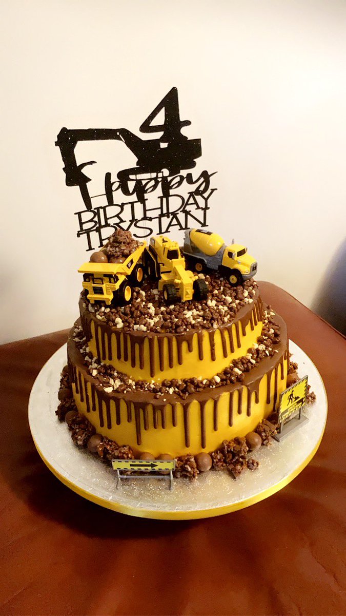 Brooksmeisters's tweet photo. One of todays bakes - a two tier birthday cake with a construction theme for a boys birthday celebration . One tier a classic vanilla sponge, the other a chocolate fudge #celebrationcake #potsandflours #bespokebake #custommadecake #occasioncake #constructioncake #birthdaycake https://t.co/uNlPJNgCOg