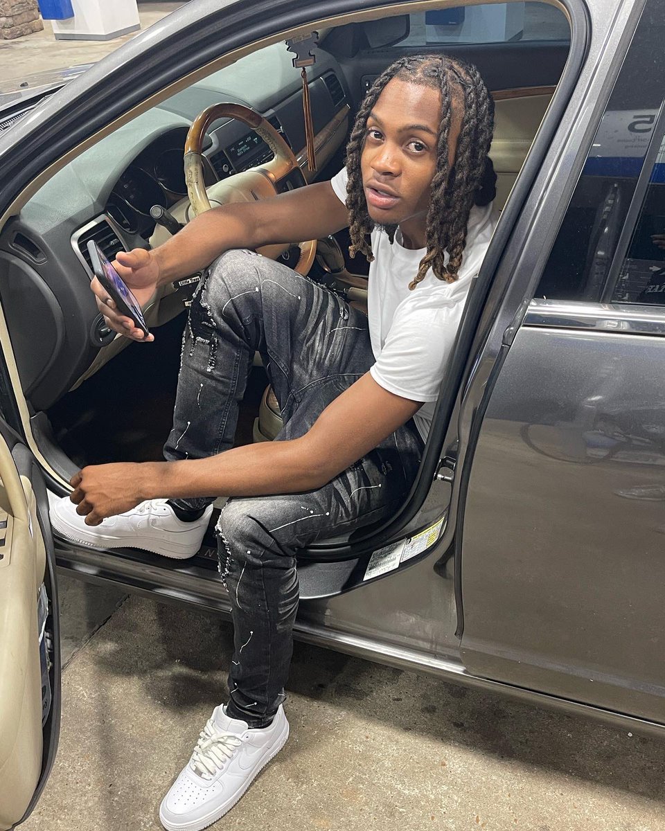 snowbrazy's tweet photo. be kickin it on sum coolan shi🌬 https://t.co/YlbgX6RYgf