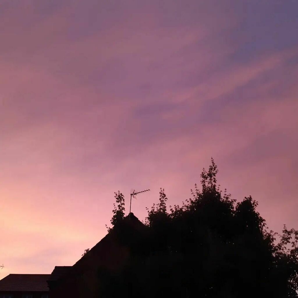 lunderscoreh's tweet photo. A super sunset sky this evening
#sunset #allthecolours #sky #clouds https://t.co/GDRtB0qwyz