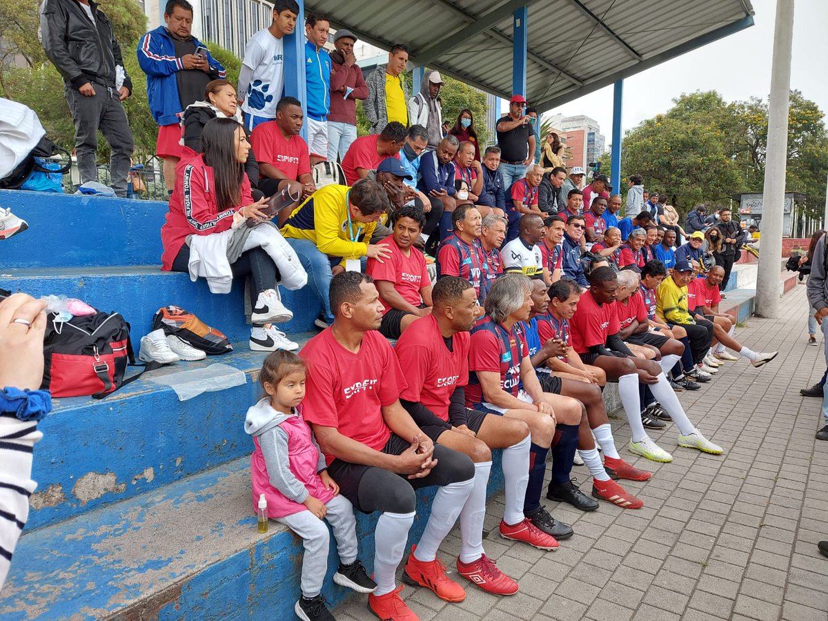 GolesValores's tweet photo. Hoy vivimos una hermosa tarde de fútbol sin violencia!
Se juntaron las glorias del fútbol ecuatoriano durante la feria de la #Expofit y pudimos compartimos con ellos nuestro mensaje: "Trabajemos para erradicar la violencia de las canchas" Gracias, solo juntos podemos. https://t.co/PTQJoeVtxl