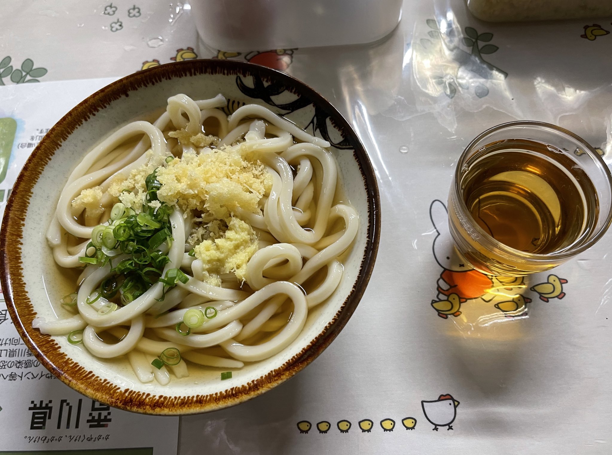 ケニー 上杉食品 ひやあつ中 先日の有吉クイズで出演したから 早朝6時半から満席に 遠方の方 高松市含む はきちんと狙って来店しないと厳しそうでした うどんはいつもながら最高でした T Co Foqmmpk8bh Twitter