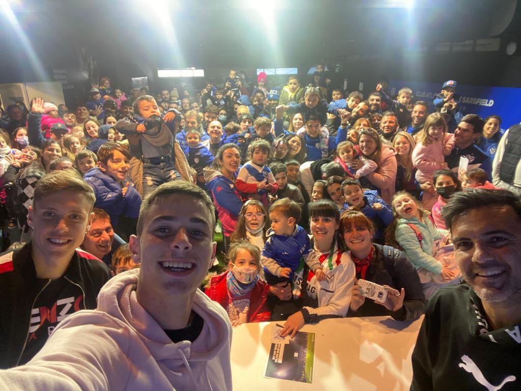 RenovadoraVelez's tweet photo. 🎶 “Soy de Vélez desde la Cuna…”

💙🤍 Hermosa acción hoy en Vélez con niñas y niños menores de 5 años, que junto a sus familias, reflejan el sentido de pertenencia por nuestro Club. https://t.co/HuR09VnmKf
