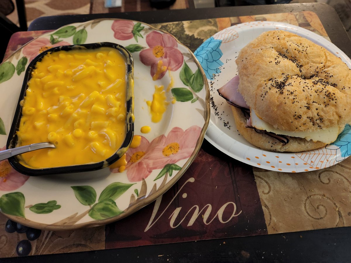 JohnLukeNYC's tweet photo. #DinnerTime @Boars_Head #VirginiaHam #MunsterCheese #Mayo #Pepper #Sandwich & @stouffers #MacaroniAndCheese Yummy ๐ https://t.co/HvQW0uoqGn