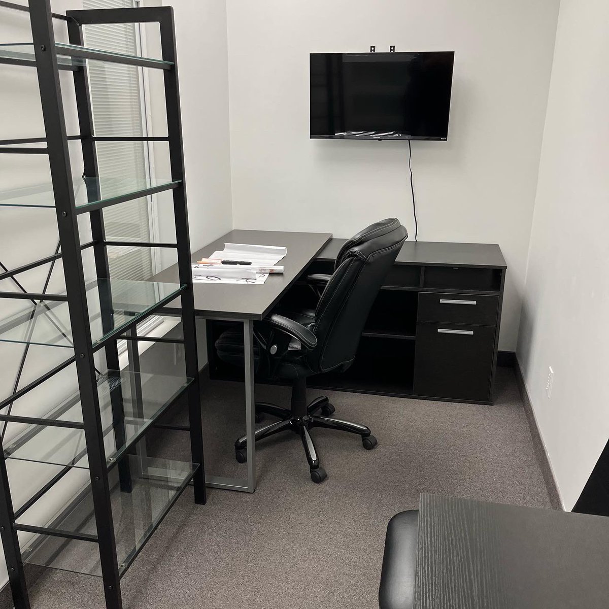 myhuddlespace's tweet photo. Hi Twitter family 💕! We have a office up for grabs! DM us for any inquiries on how you can start renting this space with us 😊! #officespace #officerental #torontooffices #torontoworklife #worklife https://t.co/RZ3SYNmHRu