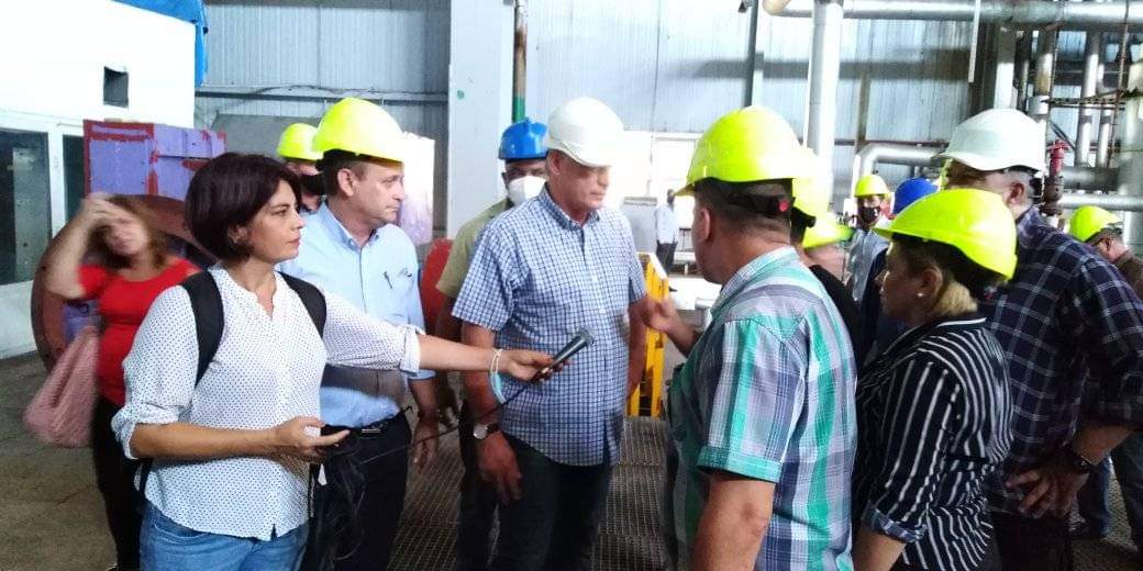 SuselyMorfaG's tweet photo. Hoy nuestro presidente en la 🏭CTE Antonio Guiteras de #Matanzas acompañando "a los que están trabajando sin descanso en condiciones muy difíciles pero con una maestría y precisión que impactan." #CubaViveYTrabaja #MatancerosEnVictoria 
📸 @jmsolisd https://t.co/xhs27MNNiV
